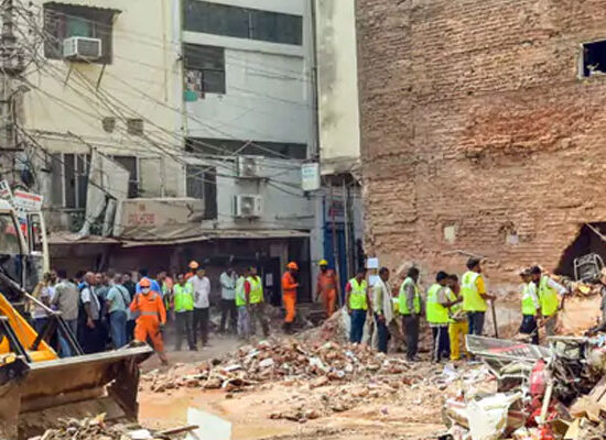 दिल्ली सत्य निकेतन PG बिल्डिंग हादसे के बाद इमारतों की जांच करती MCD टीम