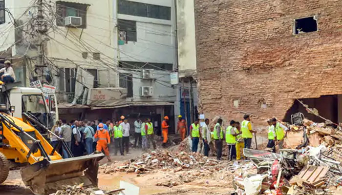दिल्ली सत्य निकेतन PG बिल्डिंग हादसे के बाद इमारतों की जांच करती MCD टीम