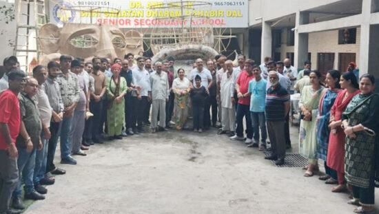 फरीदाबाद के सिद्धपीठ श्री हनुमान मंदिर में दशहरा पर्व की तैयारियों को लेकर आयोजित बैठक में शामिल मंदिर सदस्य।