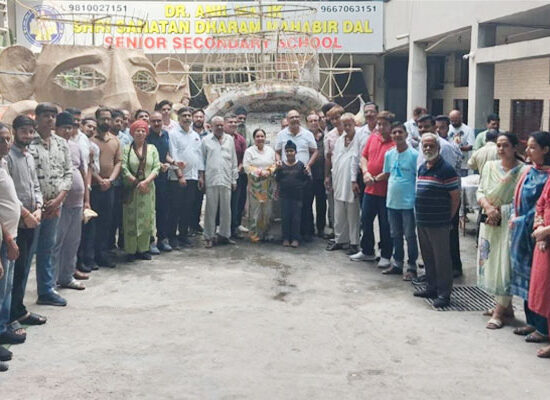 फरीदाबाद के सिद्धपीठ श्री हनुमान मंदिर में दशहरा पर्व की तैयारियों को लेकर आयोजित बैठक में शामिल मंदिर सदस्य।