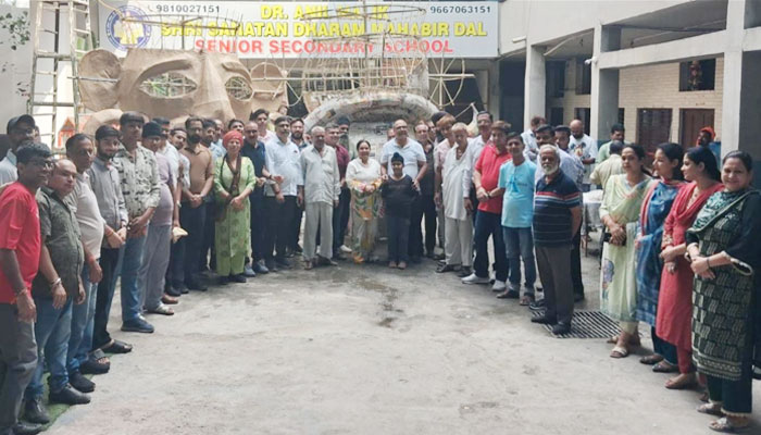 फरीदाबाद के सिद्धपीठ श्री हनुमान मंदिर में दशहरा पर्व की तैयारियों को लेकर आयोजित बैठक में शामिल मंदिर सदस्य।