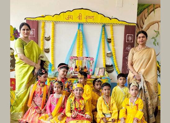 Dynasty International School में जन्माष्टमी समारोह के दौरान सांस्कृतिक प्रस्तुति देते विद्यार्थी