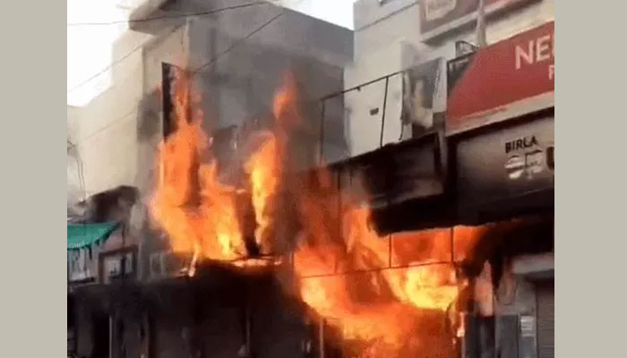 फरीदाबाद के बल्लभगढ़ बाजार में चार दुकानों में लगी भीषण आग पर काबू पाने का प्रयास करती फायर ब्रिगेड