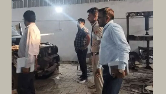 फरीदाबाद के तिगांव में CM फ्लाइंग की छापेमारी के दौरान वर्कशॉप में मिली बुलेटप्रूफ बनाई जा रही स्कॉर्पियो-N और फॉर्च्यूनर गाड़ियां।