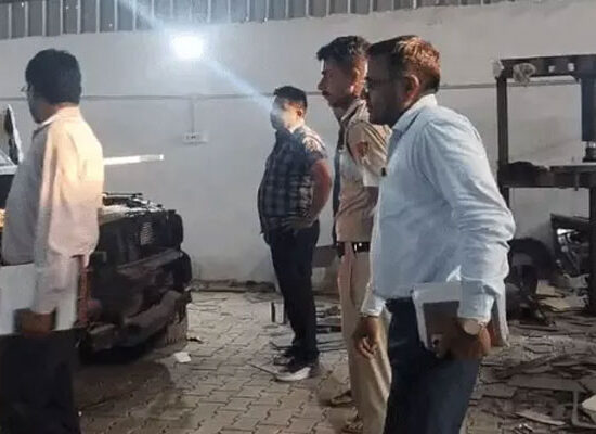 फरीदाबाद के तिगांव में CM फ्लाइंग की छापेमारी के दौरान वर्कशॉप में मिली बुलेटप्रूफ बनाई जा रही स्कॉर्पियो-N और फॉर्च्यूनर गाड़ियां।