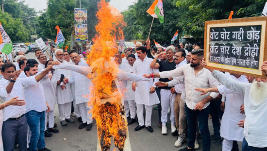 फरीदाबाद सेक्टर-12 लघु सचिवालय पर मुख्य चुनाव आयुक्त ज्ञानेश कुमार के खिलाफ प्रदर्शन करते कांग्रेस कार्यकर्ता।
