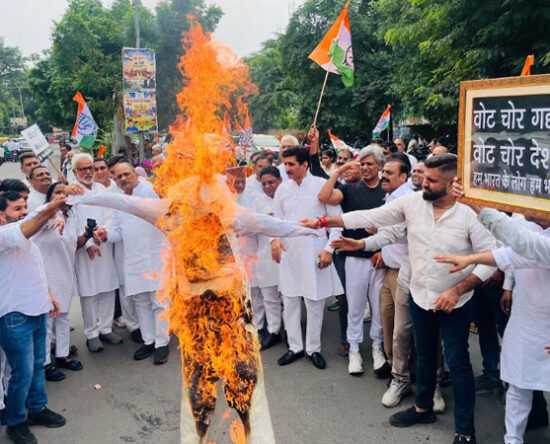 फरीदाबाद सेक्टर-12 लघु सचिवालय पर मुख्य चुनाव आयुक्त ज्ञानेश कुमार के खिलाफ प्रदर्शन करते कांग्रेस कार्यकर्ता।