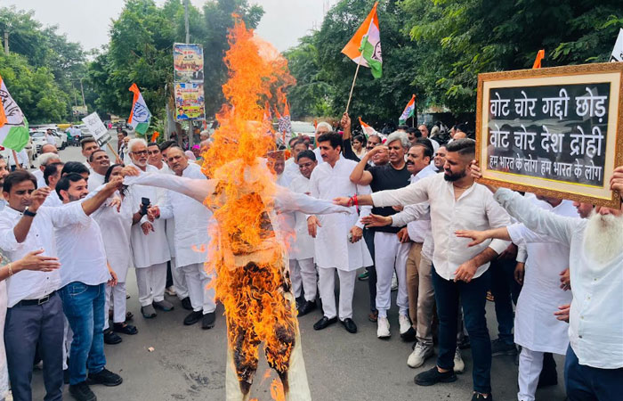 फरीदाबाद सेक्टर-12 लघु सचिवालय पर मुख्य चुनाव आयुक्त ज्ञानेश कुमार के खिलाफ प्रदर्शन करते कांग्रेस कार्यकर्ता।