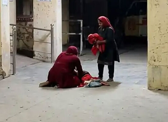 फरीदाबाद के धौज PHC के बाहर महिला की डिलीवरी का मामला