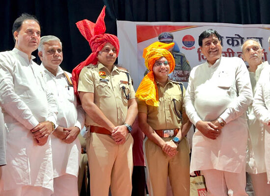 फरीदाबाद के बल्लभगढ़ में नशामुक्ति जागरूकता कार्यक्रम में विद्यार्थी