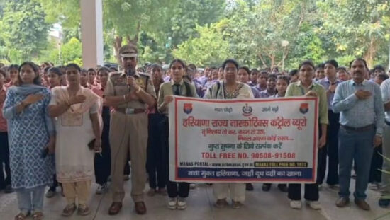 फरीदाबाद सेक्टर-8 में नशा मुक्ति जागरूकता कार्यक्रम में छात्राओं को जागरूक करते डॉ. अशोक कुमार वर्मा