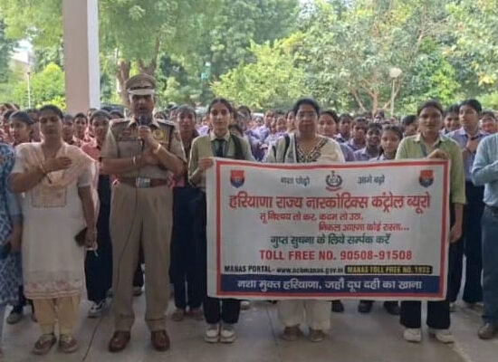 फरीदाबाद सेक्टर-8 में नशा मुक्ति जागरूकता कार्यक्रम में छात्राओं को जागरूक करते डॉ. अशोक कुमार वर्मा