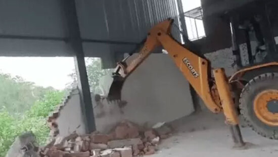 फरीदाबाद के बासेलवा और कनवारा में अवैध कॉलोनियों पर बुलडोजर कार्रवाई करती टाउन एंड कंट्री प्लानिंग विभाग की टीम