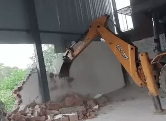 फरीदाबाद के बासेलवा और कनवारा में अवैध कॉलोनियों पर बुलडोजर कार्रवाई करती टाउन एंड कंट्री प्लानिंग विभाग की टीम