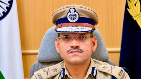 फरीदाबाद पुलिस के वीकेंड अभियान के दौरान अपराधियों के खिलाफ कार्रवाई करती पुलिस टीम