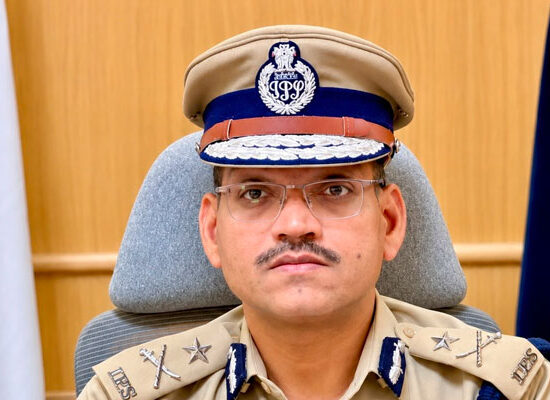 फरीदाबाद पुलिस के वीकेंड अभियान के दौरान अपराधियों के खिलाफ कार्रवाई करती पुलिस टीम