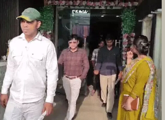 फरीदाबाद में रेस्टोरेंट की जांच करती स्वास्थ्य विभाग और नगर निगम की टीम