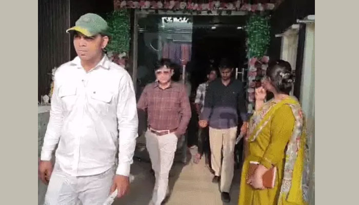 फरीदाबाद में रेस्टोरेंट की जांच करती स्वास्थ्य विभाग और नगर निगम की टीम