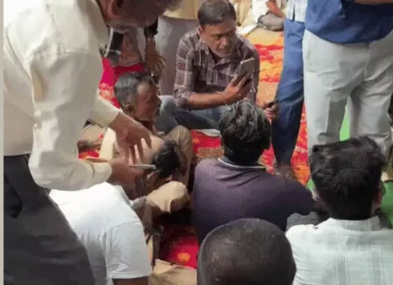 फरीदाबाद नगर निगम मुख्यालय के बाहर सामूहिक मुंडन करते सफाई कर्मचारी