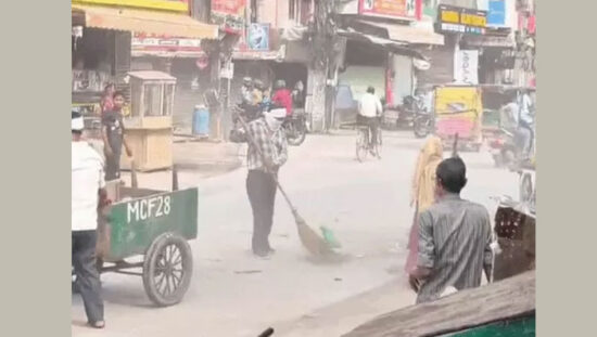 फरीदाबाद में 36 दिन बाद काम पर लौटकर सफाई करते नगर निगम कर्मचारी