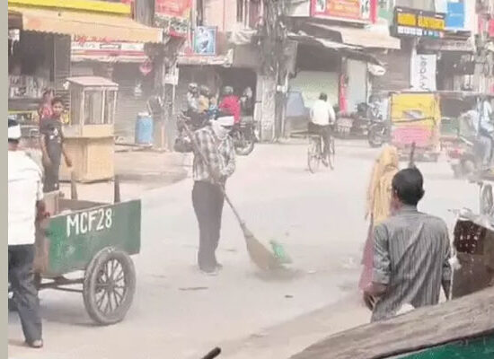 फरीदाबाद में 36 दिन बाद काम पर लौटकर सफाई करते नगर निगम कर्मचारी