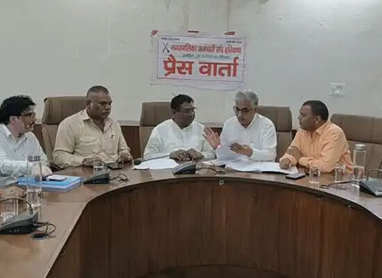 फरीदाबाद में हड़ताल पर बैठे नगर निगम सफाई कर्मचारी