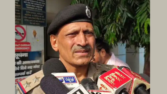 फरीदाबाद के निजी स्कूल में छात्रा की मौत के बाद CCTV जांच करती पुलिस