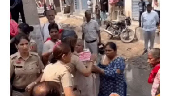 फरीदाबाद के पल्ला गणपति कॉलोनी में निर्माणाधीन मस्जिद को ढहाने की नगर निगम की कार्रवाई के दौरान विरोध करती महिलाएं।
