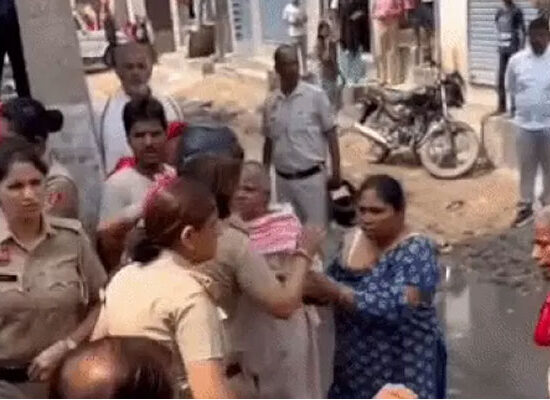 फरीदाबाद के पल्ला गणपति कॉलोनी में निर्माणाधीन मस्जिद को ढहाने की नगर निगम की कार्रवाई के दौरान विरोध करती महिलाएं।