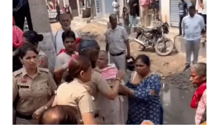 फरीदाबाद के पल्ला गणपति कॉलोनी में निर्माणाधीन मस्जिद को ढहाने की नगर निगम की कार्रवाई के दौरान विरोध करती महिलाएं।