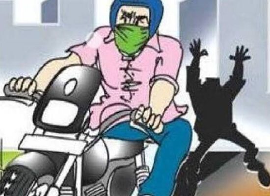 फरीदाबाद में वाहन चोरी के मामलों में गिरफ्तार चार आरोपी और बरामद मोटरसाइकिल