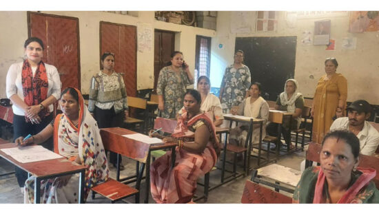 गुरुग्राम में ULLAS साक्षरता परीक्षा देती महिला शिक्षार्थी