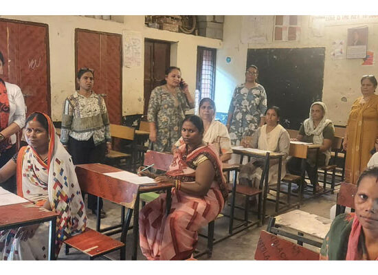 गुरुग्राम में ULLAS साक्षरता परीक्षा देती महिला शिक्षार्थी