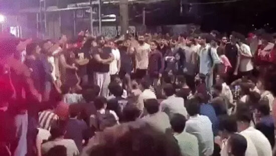 IIT बॉम्बे में साहिल वाकोडे की मौत के बाद प्रदर्शन करते छात्र