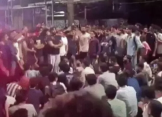 IIT बॉम्बे में साहिल वाकोडे की मौत के बाद प्रदर्शन करते छात्र