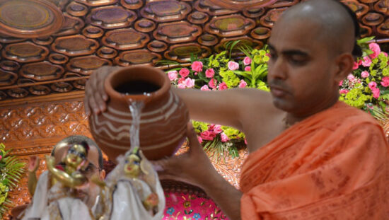 फरीदाबाद के इस्कॉन सेक्टर-37 मंदिर में राधाष्टमी उत्सव के दौरान राधा-कृष्ण के दर्शन करते श्रद्धालु