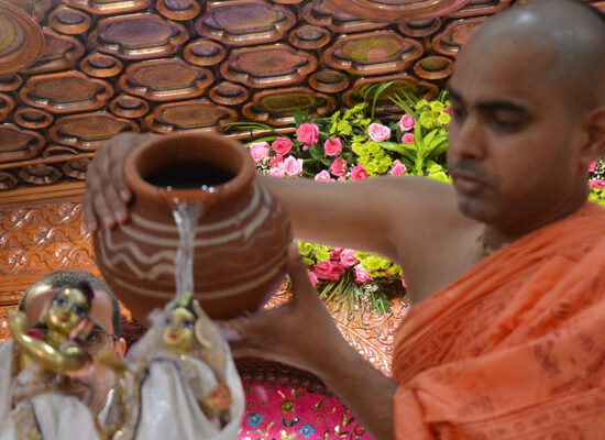 फरीदाबाद के इस्कॉन सेक्टर-37 मंदिर में राधाष्टमी उत्सव के दौरान राधा-कृष्ण के दर्शन करते श्रद्धालु