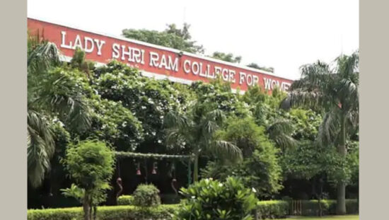 दिल्ली के लेडी श्रीराम कॉलेज में गैंगरेप मामले और पुलिस मुठभेड़ के बाद ऑनलाइन क्लास शुरू होने से जुड़ी खबर।