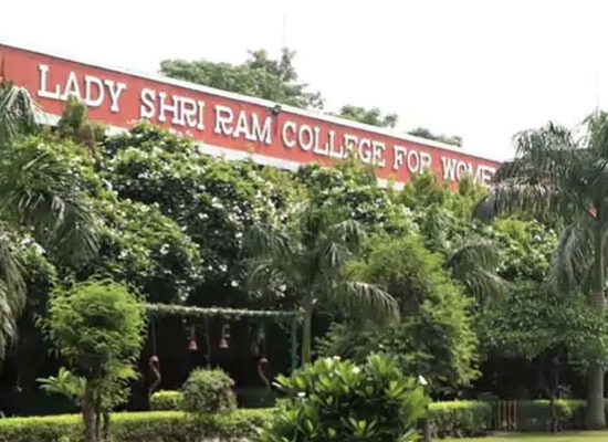 दिल्ली के लेडी श्रीराम कॉलेज में गैंगरेप मामले और पुलिस मुठभेड़ के बाद ऑनलाइन क्लास शुरू होने से जुड़ी खबर।