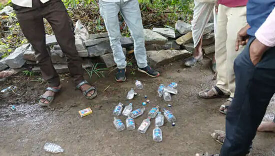 मध्य प्रदेश के सागर में जहरीली शराब मामले के बाद जांच करती पुलिस और प्रशासन