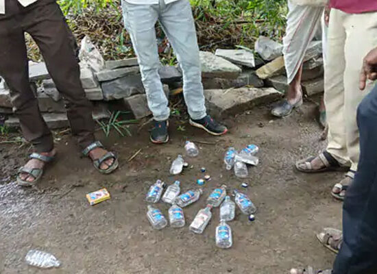 मध्य प्रदेश के सागर में जहरीली शराब मामले के बाद जांच करती पुलिस और प्रशासन