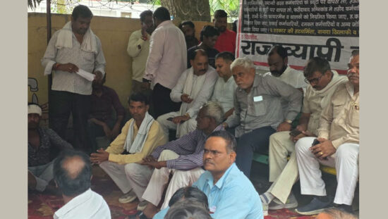 फरीदाबाद में सफाई कर्मचारियों के धरने में पूर्व विधायक नीरज शर्मा