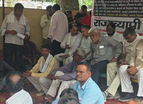 फरीदाबाद में सफाई कर्मचारियों के धरने में पूर्व विधायक नीरज शर्मा