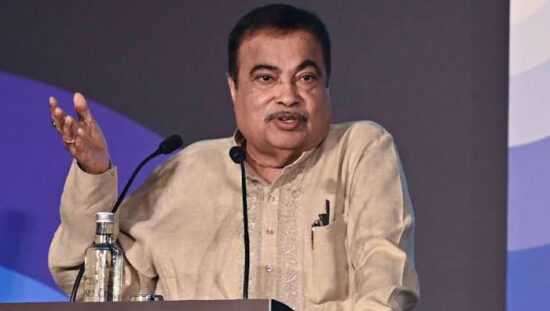केंद्रीय मंत्री नितिन गडकरी बाइक टैक्सी और सड़क सुरक्षा पर बोलते हुए
