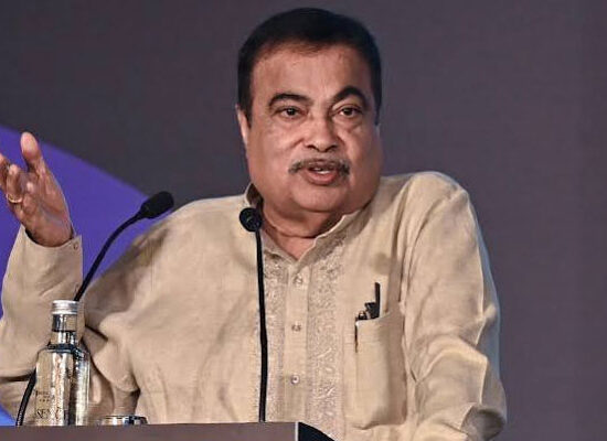 केंद्रीय मंत्री नितिन गडकरी बाइक टैक्सी और सड़क सुरक्षा पर बोलते हुए