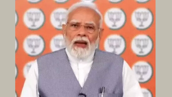 पीएम मोदी वीडियो कॉन्फ्रेंसिंग के जरिए वाराणसी से वडनगर जा रहे सेवा यात्रियों से बातचीत करते हुए