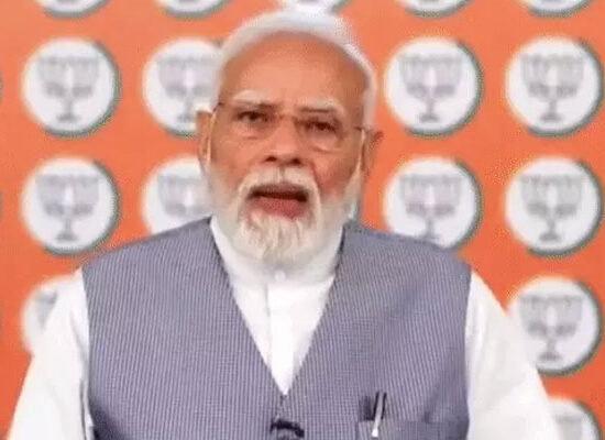 पीएम मोदी वीडियो कॉन्फ्रेंसिंग के जरिए वाराणसी से वडनगर जा रहे सेवा यात्रियों से बातचीत करते हुए