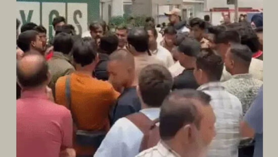 दिल्ली IGI एयरपोर्ट पर स्पाइसजेट की उड़ानों में देरी से परेशान यात्री