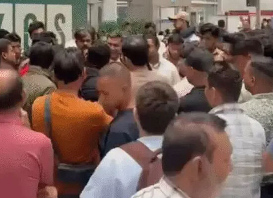 दिल्ली IGI एयरपोर्ट पर स्पाइसजेट की उड़ानों में देरी से परेशान यात्री