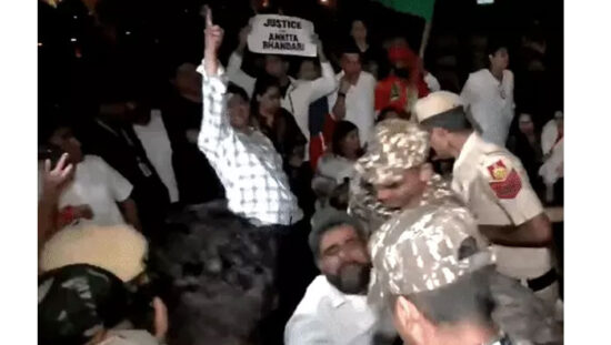 दिल्ली के इंडिया गेट पर अंकिता भंडारी हत्याकांड में न्याय की मांग को लेकर धरना देते अंकिता के माता-पिता।